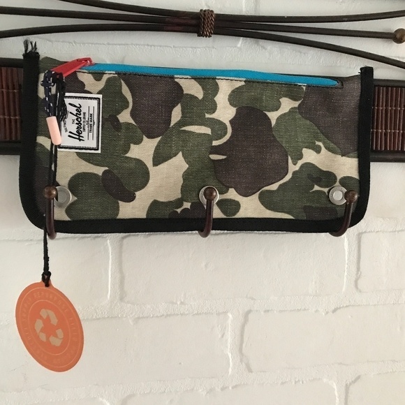 NWT - REVOLVE x Herschel Pencil Case Camo School Grunge - Picture 1 of 6